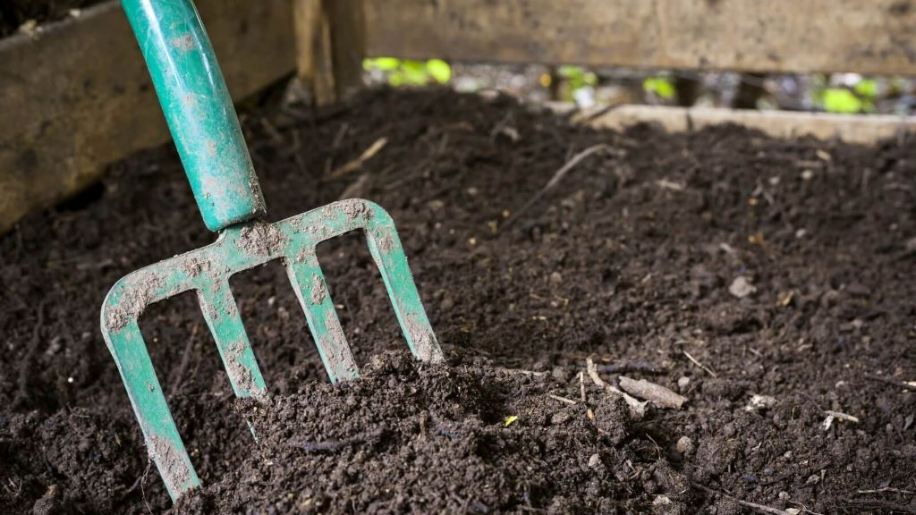 Can organic fertilizers burn my lawn?